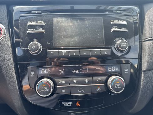 Used 2017 Nissan Rogue SV AWD/4WD image 17