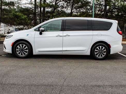 Used 2023 Chrysler Pacifica Limited FWD image 4