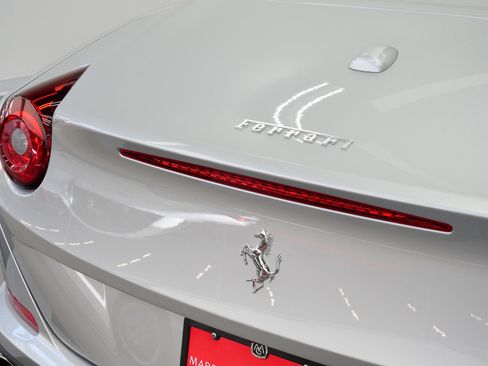 Used 2017 Ferrari California T RWD image 44