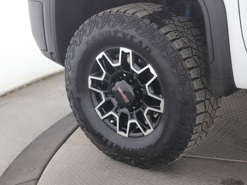 Used 2025 GMC Sierra 2500 AT4X image 13