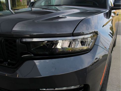 New 2025 Jeep Grand Cherokee Limited w/ Black Appearance Package image 37