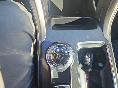 Used 2017 Ford Fusion SE w/ Fusion SE Technology Package image 18