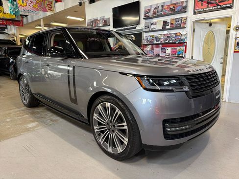 Used 2023 Land Rover Range Rover SE AWD/4WD image 3