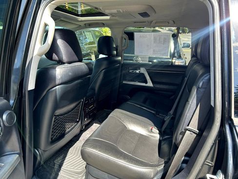 Used 2013 Toyota Land Cruiser image 12