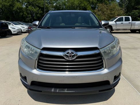 Used 2016 Toyota Highlander XLE FWD image 2