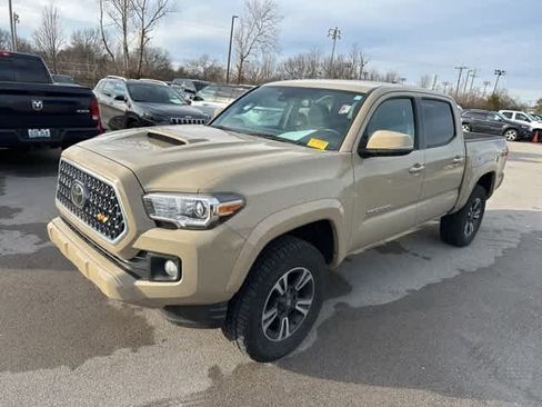 Used 2019 Toyota Tacoma TRD Sport image 2