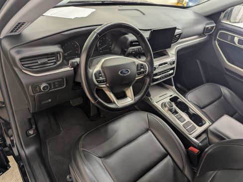 Used 2021 Ford Explorer XLT w/ Equipment Group 202A image 4