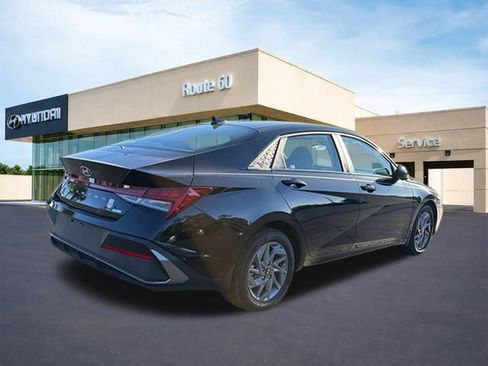 Used 2025 Hyundai Elantra Hybrid FWD image 7