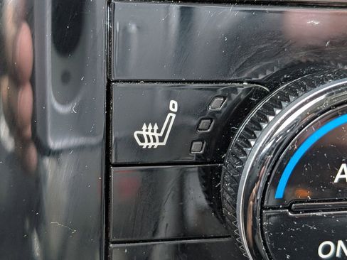 Used 2022 Nissan Rogue SV w/ SV Premium Package image 25