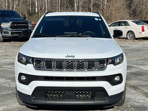 Used 2024 Jeep Compass Latitude image 3