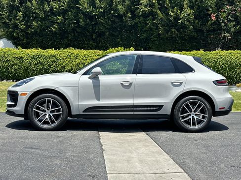 Certified 2025 Porsche Macan AWD/4WD image 2