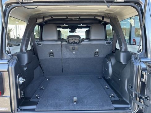 Used 2025 Jeep Wrangler Sahara image 29