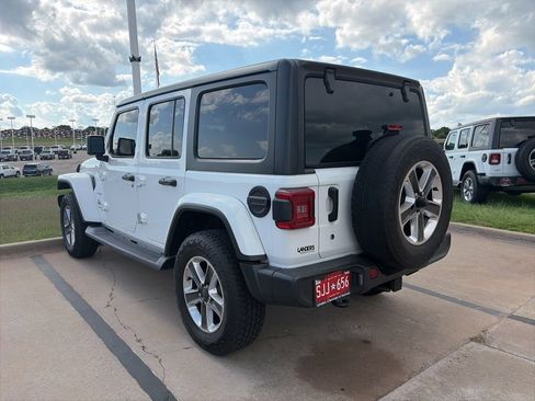 Used 2018 Jeep Wrangler Unlimited Sahara AWD/4WD image 3