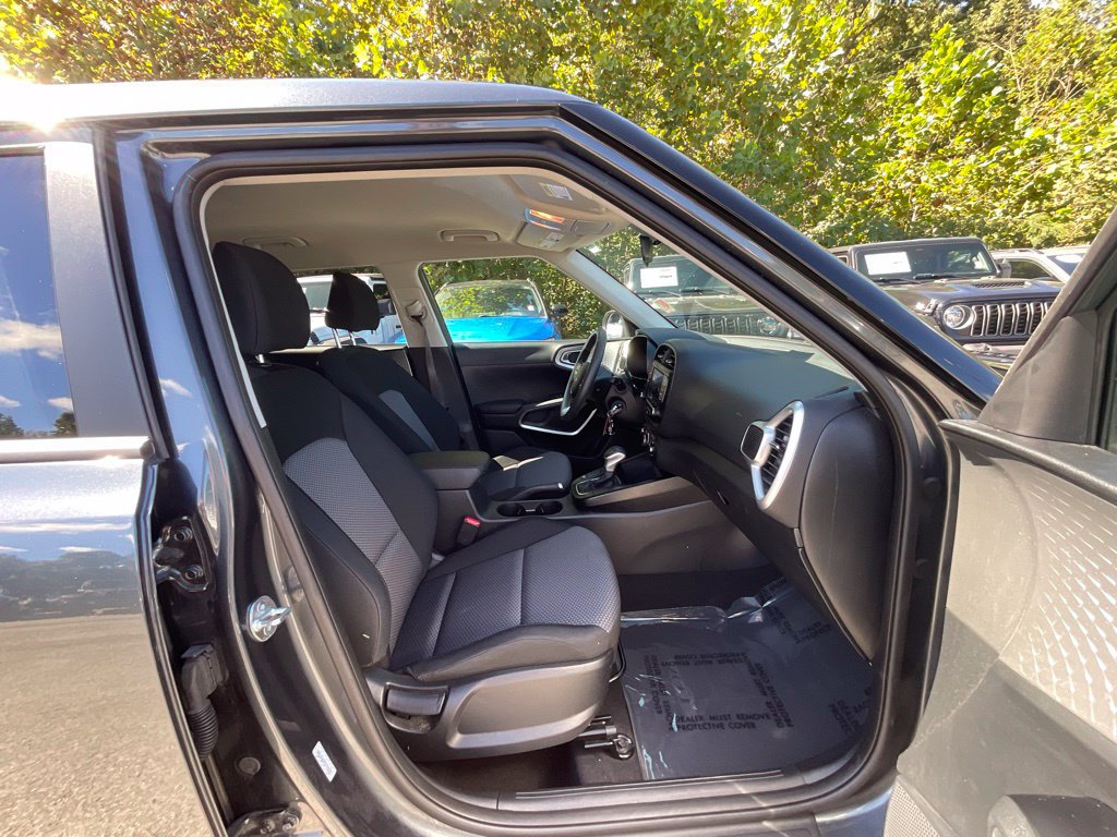 Used 2025 Kia Soul LX w/ LX Technology Package FWD image 22
