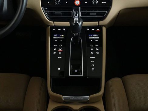 Certified 2023 Porsche Macan Turbo image 16