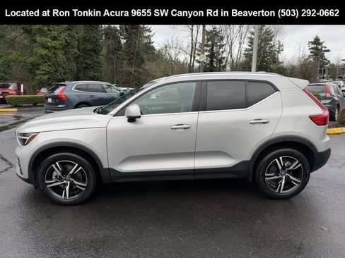 Used 2024 Volvo XC40 B5 Core image 5