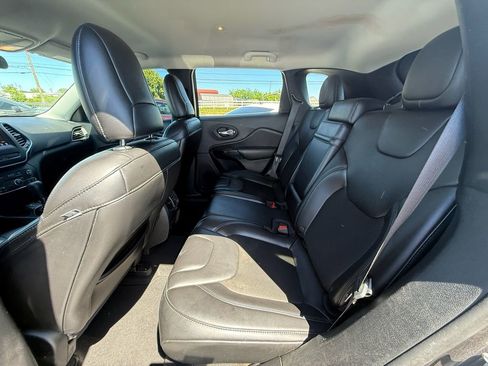 Used 2019 Jeep Cherokee Latitude Plus FWD image 18