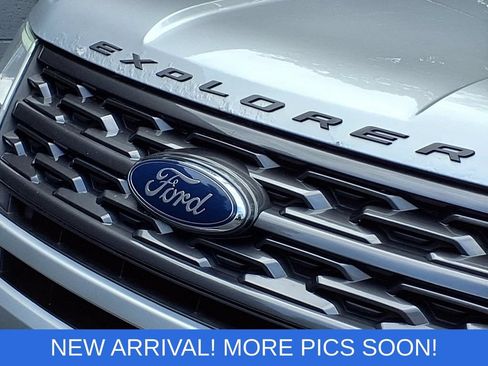 Used 2018 Ford Explorer XLT w/ Equipment Group 202A AWD/4WD image 14