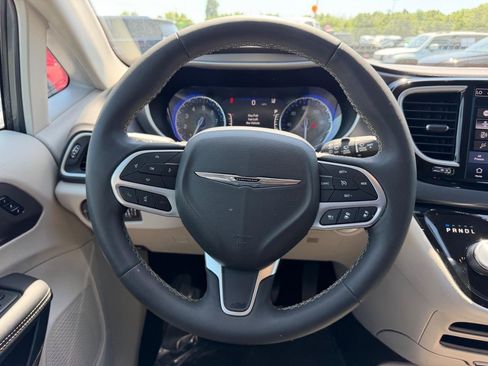 Used 2023 Chrysler Pacifica Touring-L FWD image 15