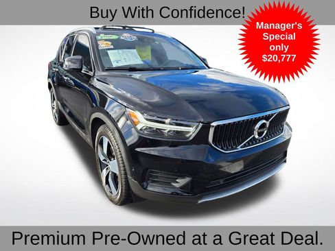 Used 2019 Volvo XC40 T4 Momentum image 1