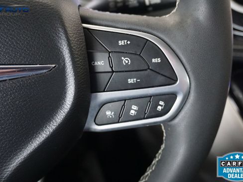 Used 2023 Chrysler Pacifica Touring-L FWD image 41