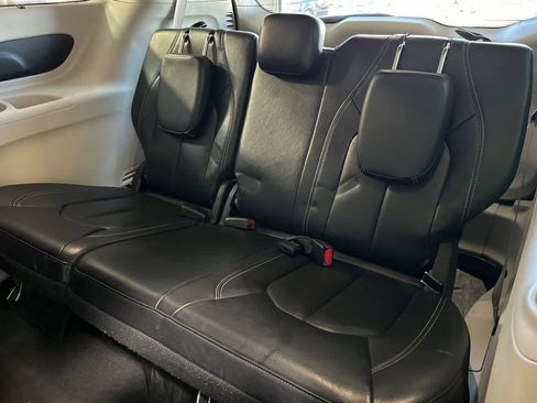 Used 2022 Chrysler Pacifica Touring-L image 17