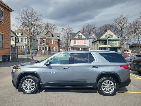 Used 2018 Chevrolet Traverse LT image 2