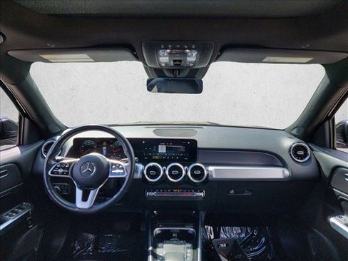 Used 2023 Mercedes-Benz GLB 250 4MATIC w/ Premium Package image 18