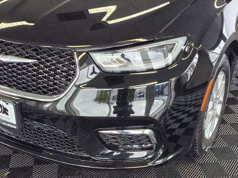 Used 2025 Chrysler Pacifica Select image 11