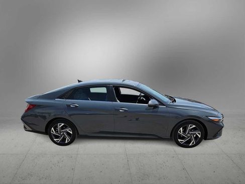 Certified 2025 Hyundai Elantra Limited FWD image 9