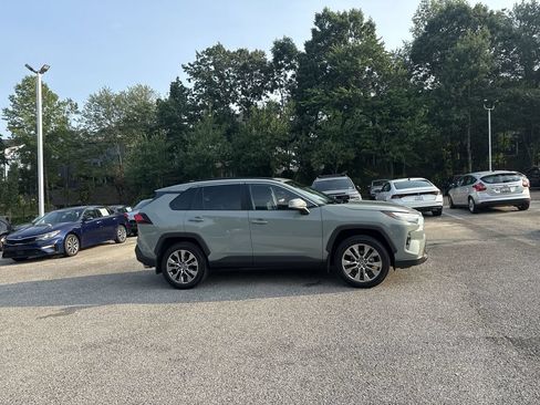 Used 2022 Toyota RAV4 XLE Premium AWD/4WD image 9