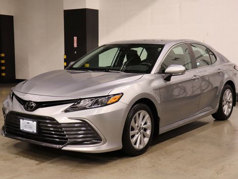 Used 2022 Toyota Camry LE image 1