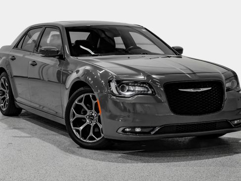 Used 2018 Chrysler 300 S w/ 300S Premium Group RWD image 4