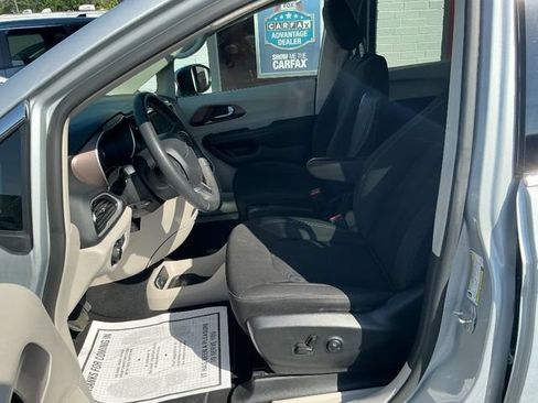 Used 2023 Chrysler Voyager LX FWD image 3