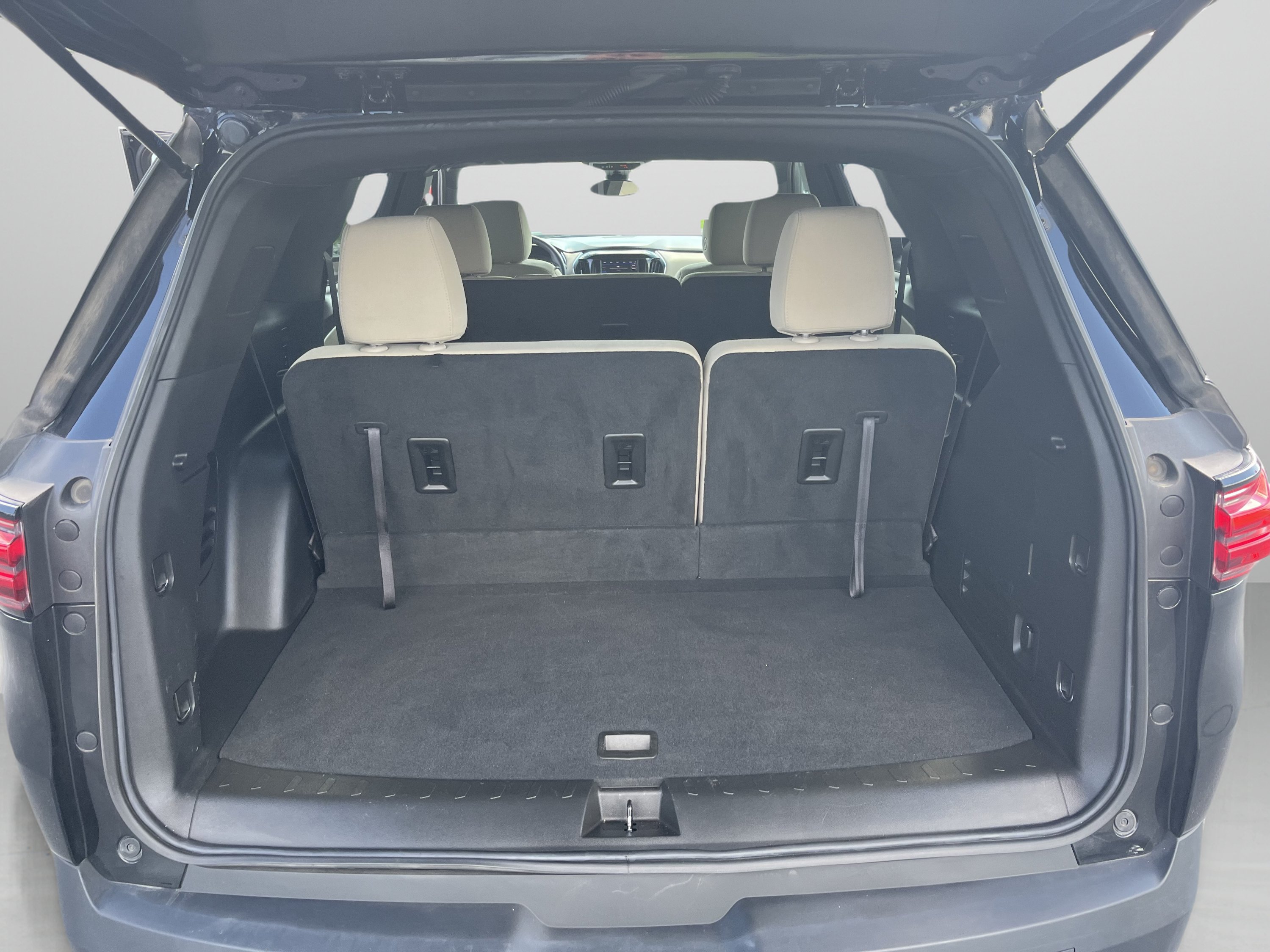 Used 2024 Chevrolet Traverse LS w/ Safety Package FWD image 9