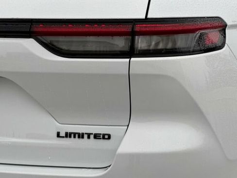 New 2025 Jeep Grand Cherokee Limited image 24