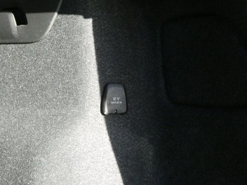 Used 2024 Volvo XC40 B5 Plus image 24