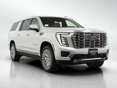 Used 2025 GMC Yukon XL Denali w/ Denali Reserve Package AWD/4WD image 7