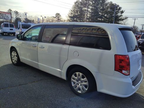 Used 2018 Dodge Grand Caravan SE w/ UConnect Hands-Free Group image 5