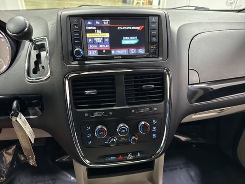 Used 2019 Dodge Grand Caravan SXT FWD image 17