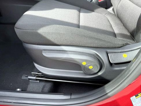 Certified 2025 Hyundai Venue SE image 13