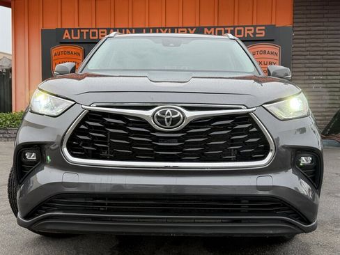 Used 2022 Toyota Highlander XLE image 2