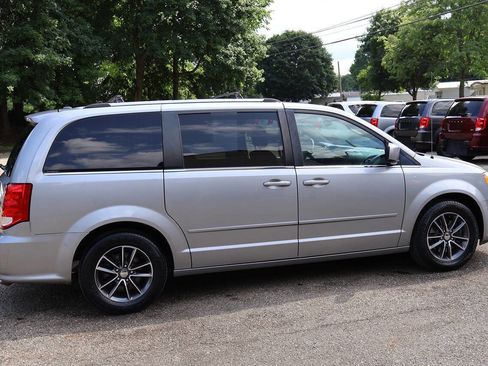 Used 2017 Dodge Grand Caravan SXT FWD image 11