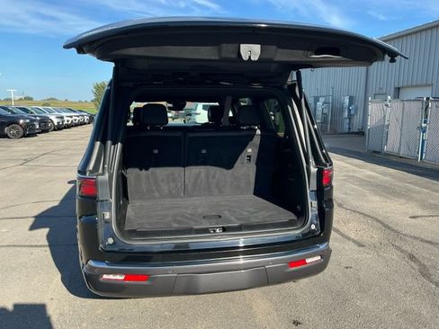 Used 2022 Jeep Wagoneer Series III w/ Flexible Seating Group AWD/4WD image 12