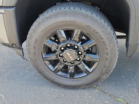 Used 2024 GMC Sierra 2500 AT4 w/ Technology Package image 8