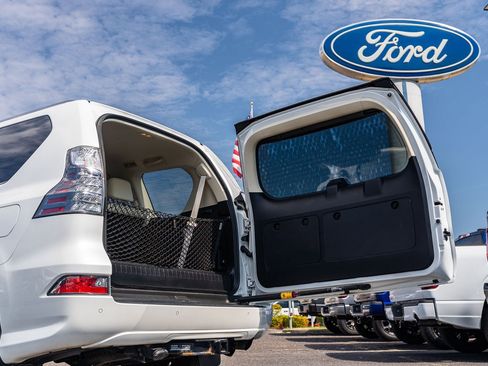 Used 2020 Lexus GX 460 Premium w/ Premium Package image 18