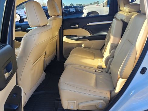 Used 2017 Toyota Highlander XLE image 5