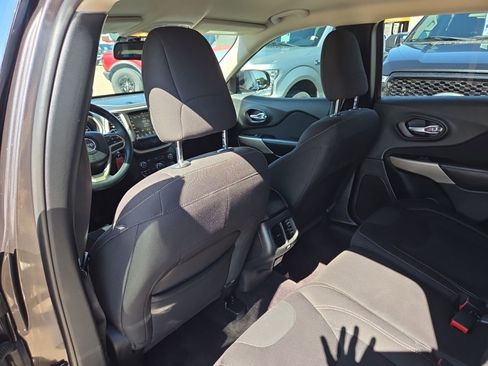 Used 2017 Jeep Cherokee Latitude FWD image 37