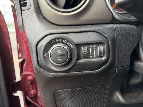 Used 2021 Jeep Gladiator Sport image 15