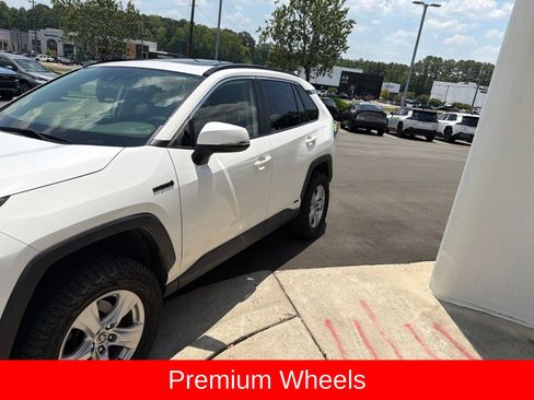 Used 2020 Toyota RAV4 XLE w/ Convenience Package AWD/4WD image 4